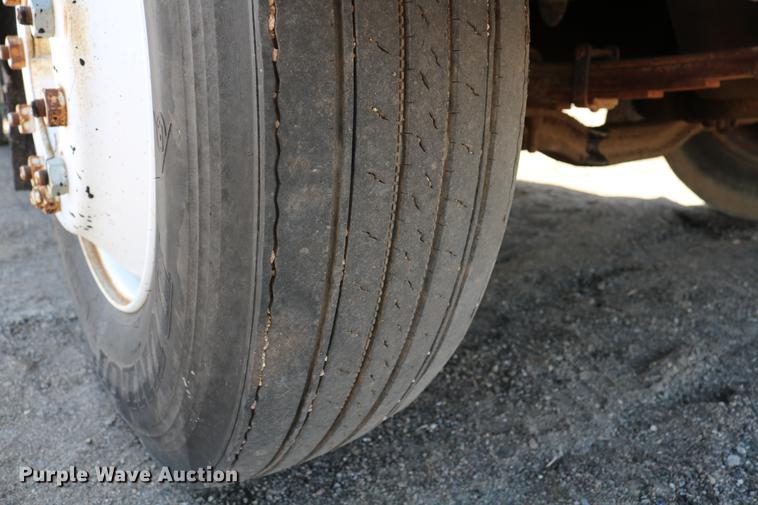 image for item DC7591 1994 Ford F600 oil distribution truck