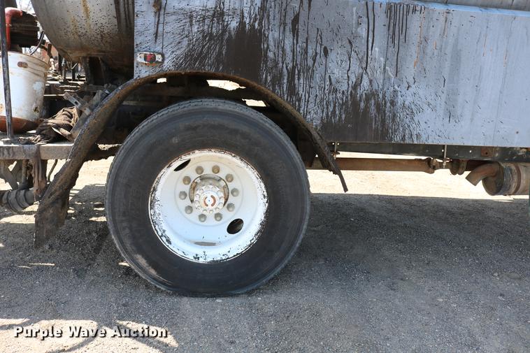 image for item DC7591 1994 Ford F600 oil distribution truck