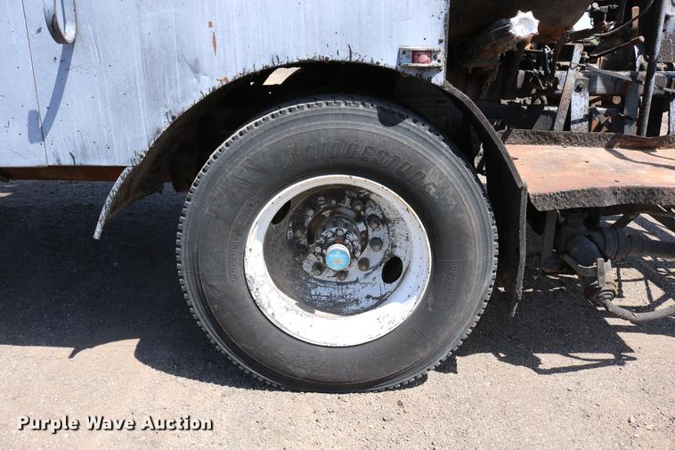 image for item DC7591 1994 Ford F600 oil distribution truck