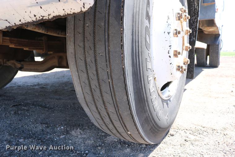 image for item DC7591 1994 Ford F600 oil distribution truck