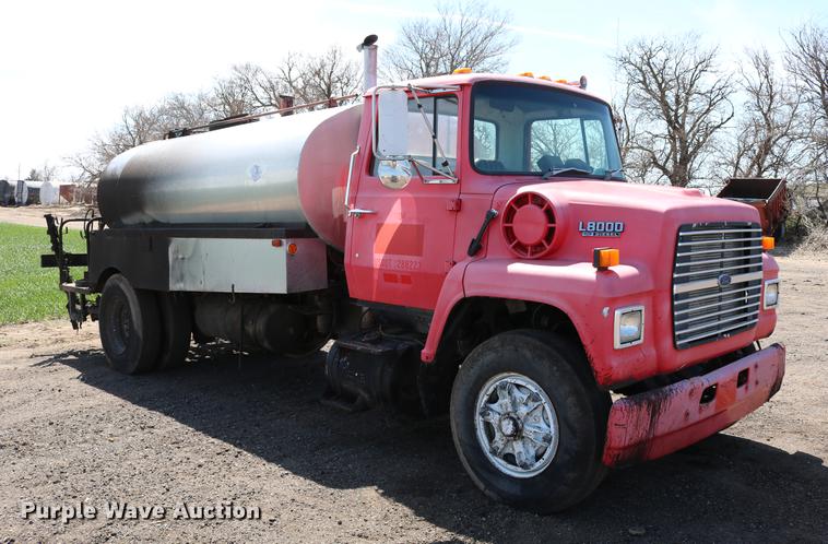 image for item DC7592 1989 Ford LN8000 oil distribution truck