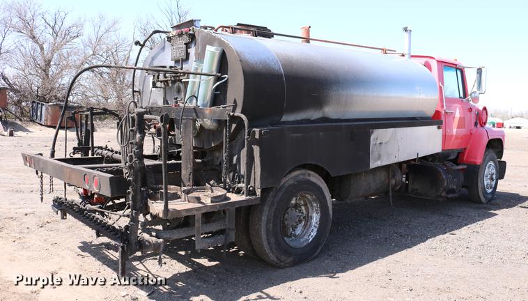 image for item DC7592 1989 Ford LN8000 oil distribution truck