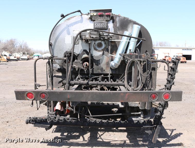 image for item DC7592 1989 Ford LN8000 oil distribution truck