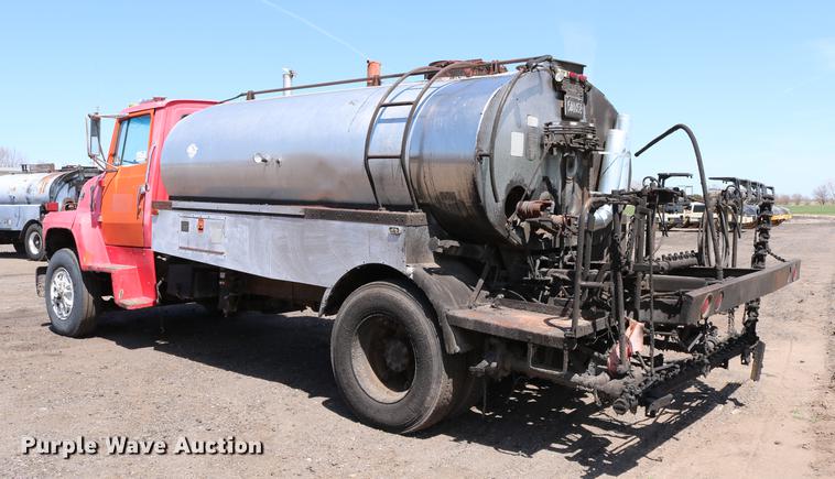 image for item DC7592 1989 Ford LN8000 oil distribution truck