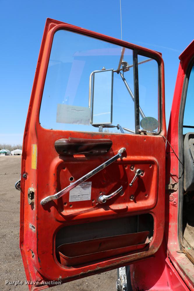 image for item DC7592 1989 Ford LN8000 oil distribution truck