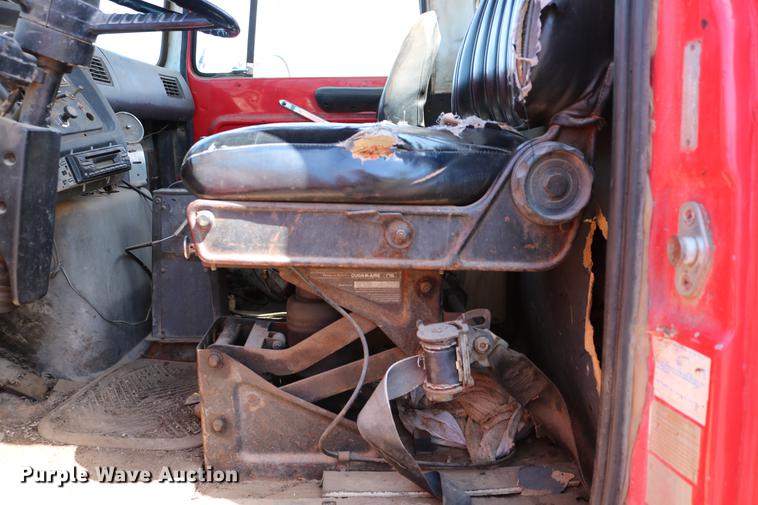 image for item DC7592 1989 Ford LN8000 oil distribution truck