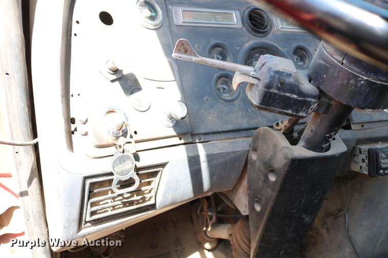 image for item DC7592 1989 Ford LN8000 oil distribution truck