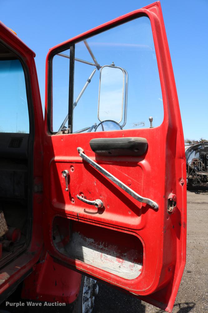 image for item DC7592 1989 Ford LN8000 oil distribution truck