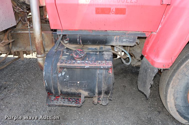 image for item DC7592 1989 Ford LN8000 oil distribution truck