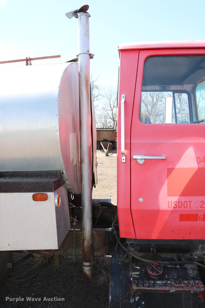 image for item DC7592 1989 Ford LN8000 oil distribution truck
