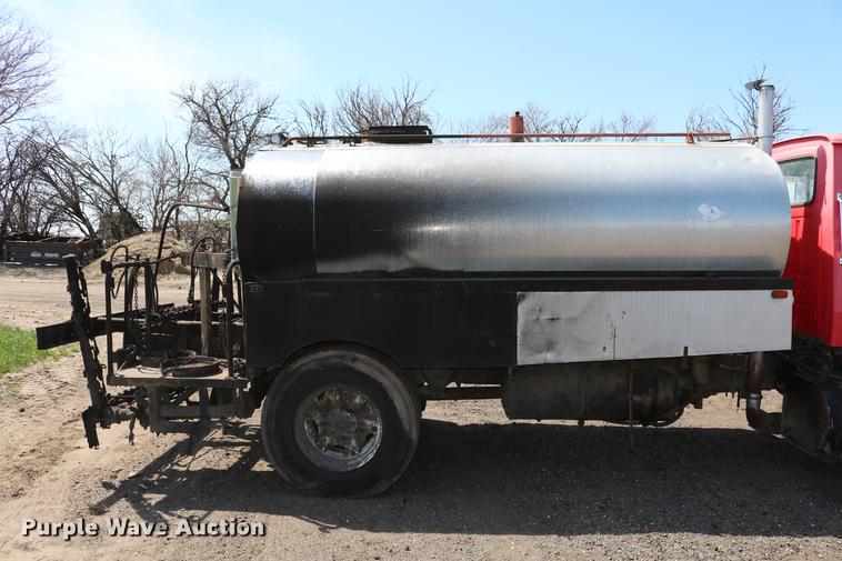 image for item DC7592 1989 Ford LN8000 oil distribution truck