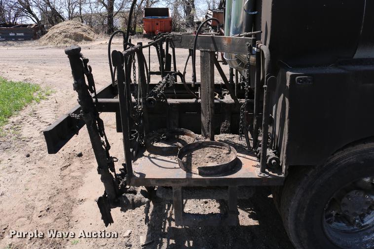 image for item DC7592 1989 Ford LN8000 oil distribution truck