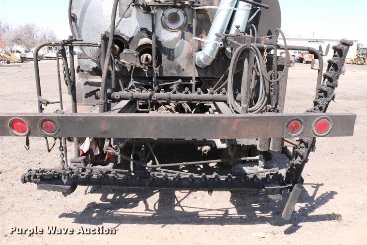 image for item DC7592 1989 Ford LN8000 oil distribution truck