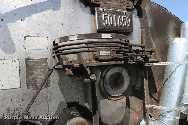 image for item DC7592 1989 Ford LN8000 oil distribution truck