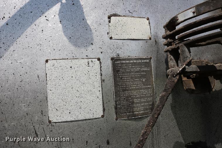 image for item DC7592 1989 Ford LN8000 oil distribution truck