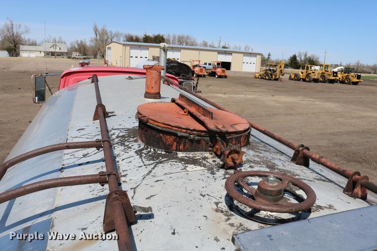 image for item DC7592 1989 Ford LN8000 oil distribution truck