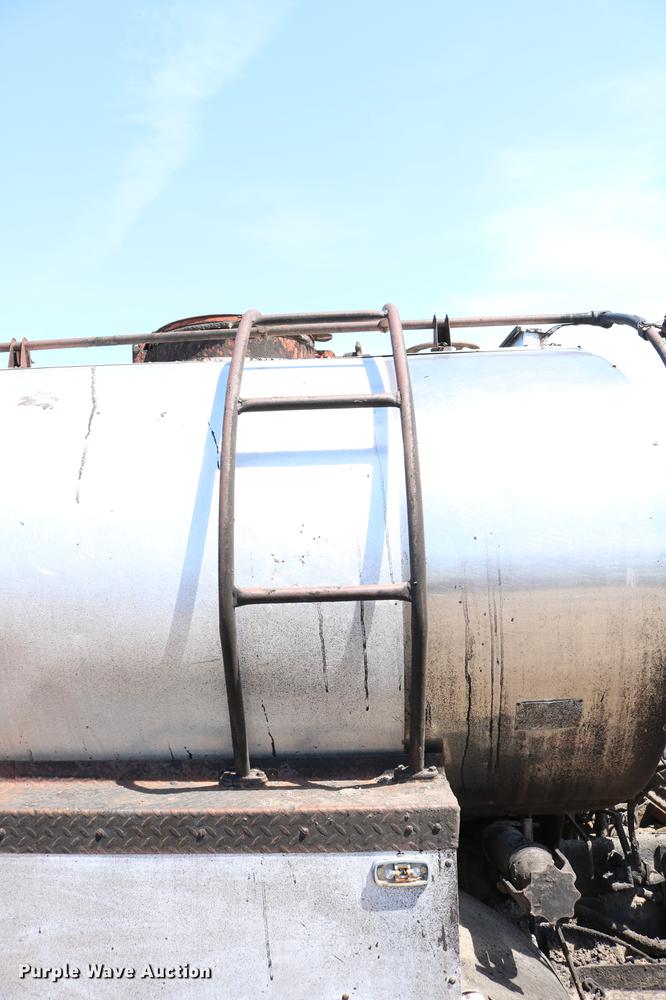 image for item DC7592 1989 Ford LN8000 oil distribution truck