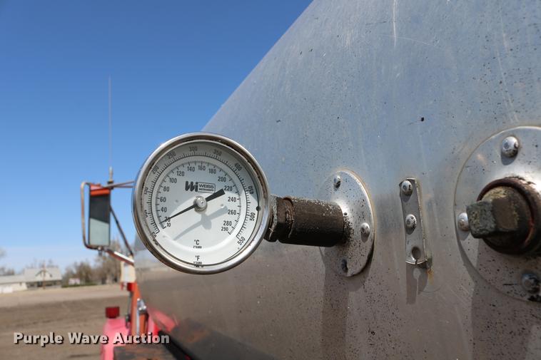 image for item DC7592 1989 Ford LN8000 oil distribution truck