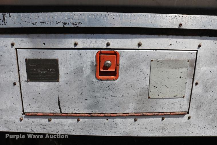 image for item DC7592 1989 Ford LN8000 oil distribution truck