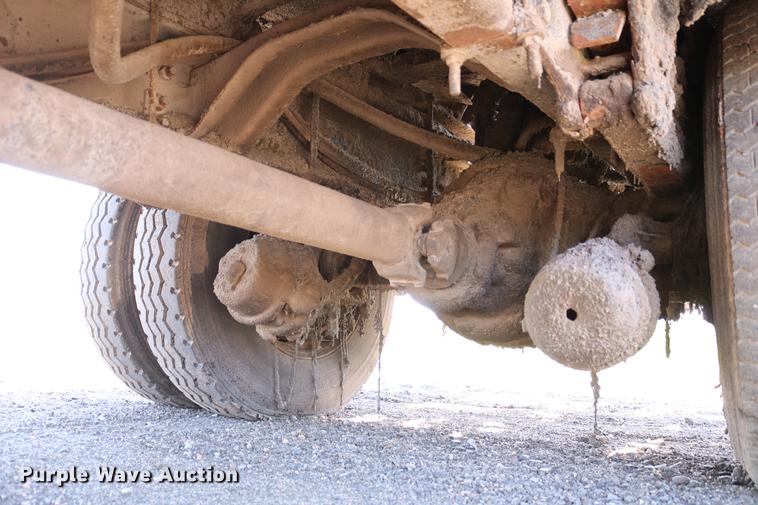 image for item DC7592 1989 Ford LN8000 oil distribution truck