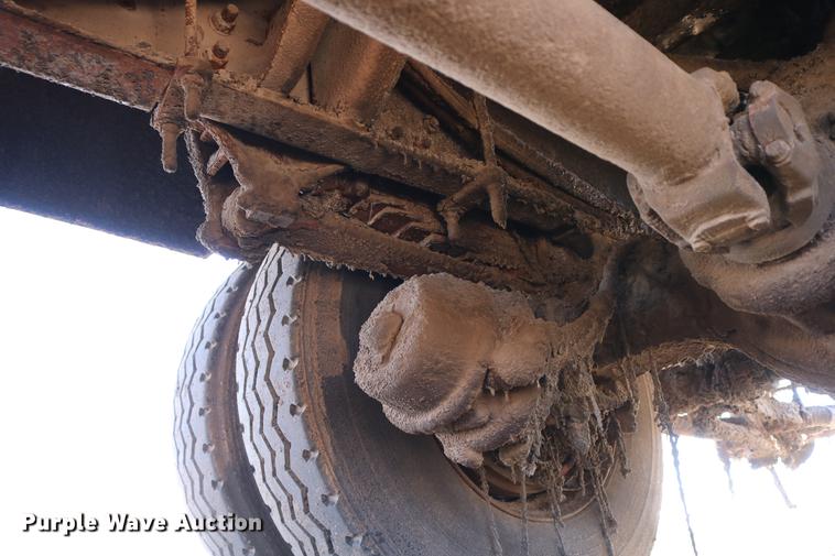 image for item DC7592 1989 Ford LN8000 oil distribution truck