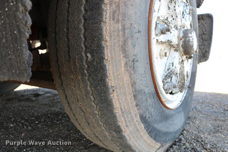 image for item DC7592 1989 Ford LN8000 oil distribution truck