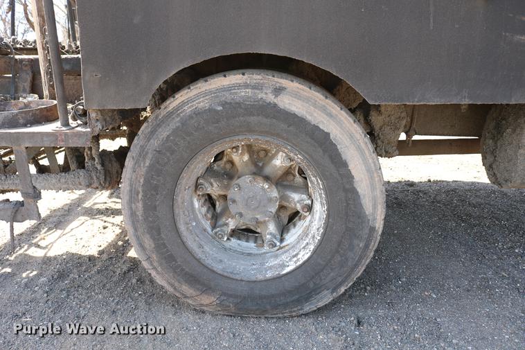 image for item DC7592 1989 Ford LN8000 oil distribution truck