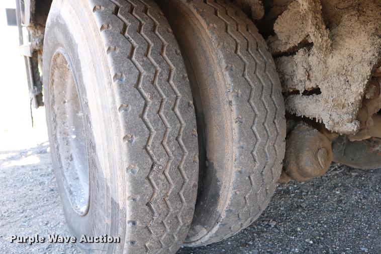 image for item DC7592 1989 Ford LN8000 oil distribution truck