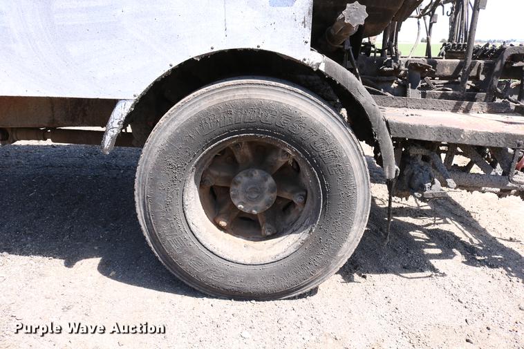 image for item DC7592 1989 Ford LN8000 oil distribution truck