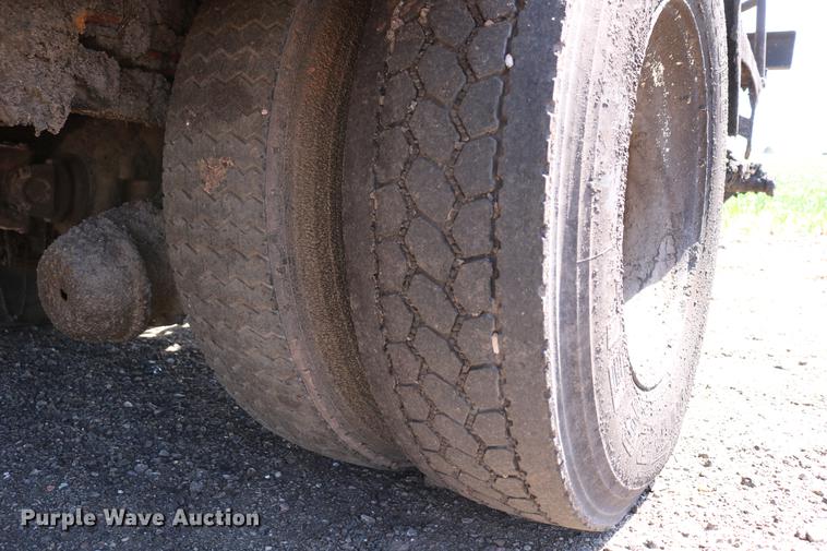 image for item DC7592 1989 Ford LN8000 oil distribution truck