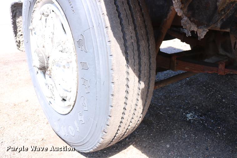 image for item DC7592 1989 Ford LN8000 oil distribution truck