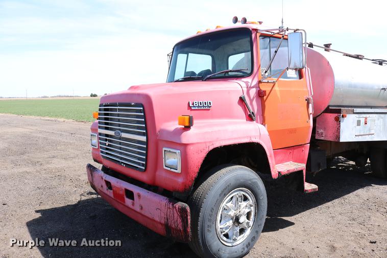 image for item DC7592 1989 Ford LN8000 oil distribution truck
