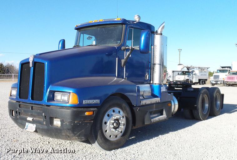 image for item DD1339 1993 Kenworth semi truck