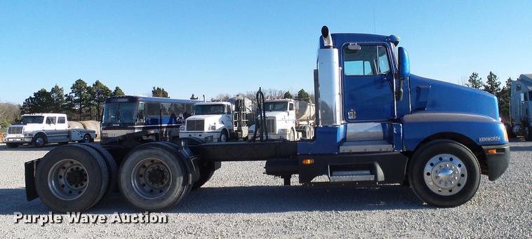 image for item DD1339 1993 Kenworth semi truck