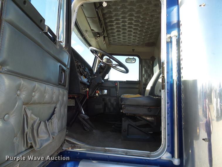 image for item DD1339 1993 Kenworth semi truck