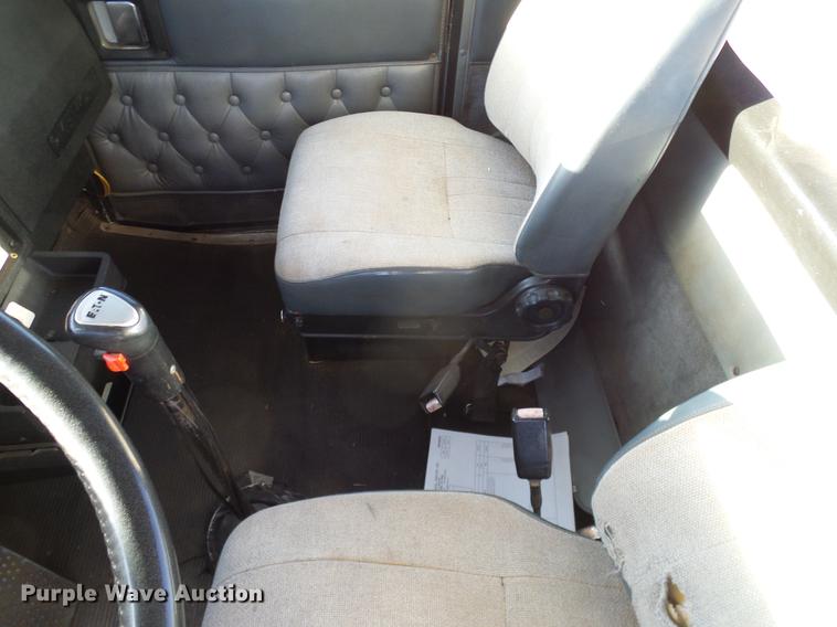 image for item DD1339 1993 Kenworth semi truck