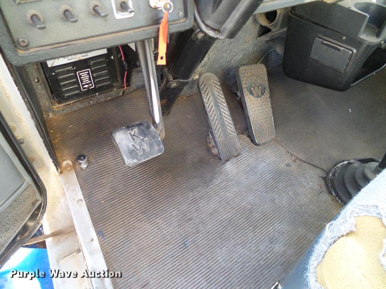 image for item DD1339 1993 Kenworth semi truck