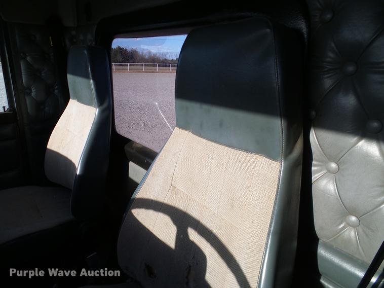 image for item DD1339 1993 Kenworth semi truck