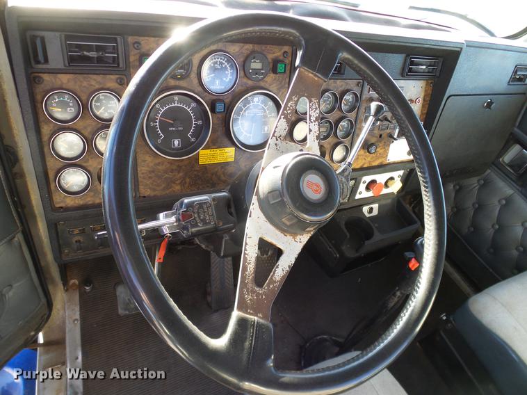 image for item DD1339 1993 Kenworth semi truck