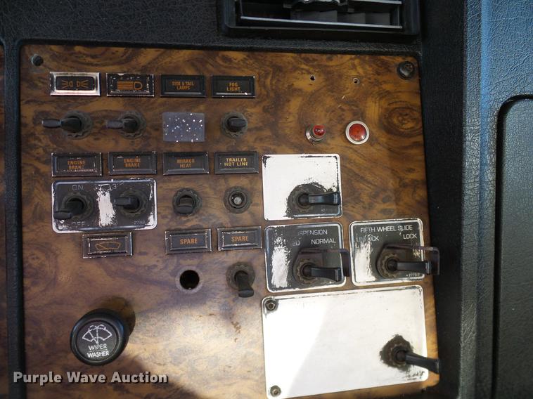 image for item DD1339 1993 Kenworth semi truck