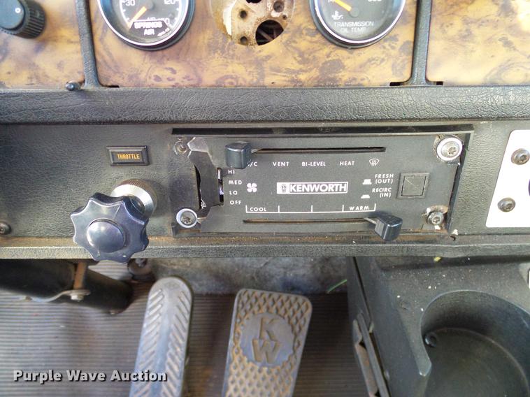 image for item DD1339 1993 Kenworth semi truck