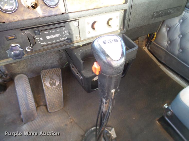 image for item DD1339 1993 Kenworth semi truck