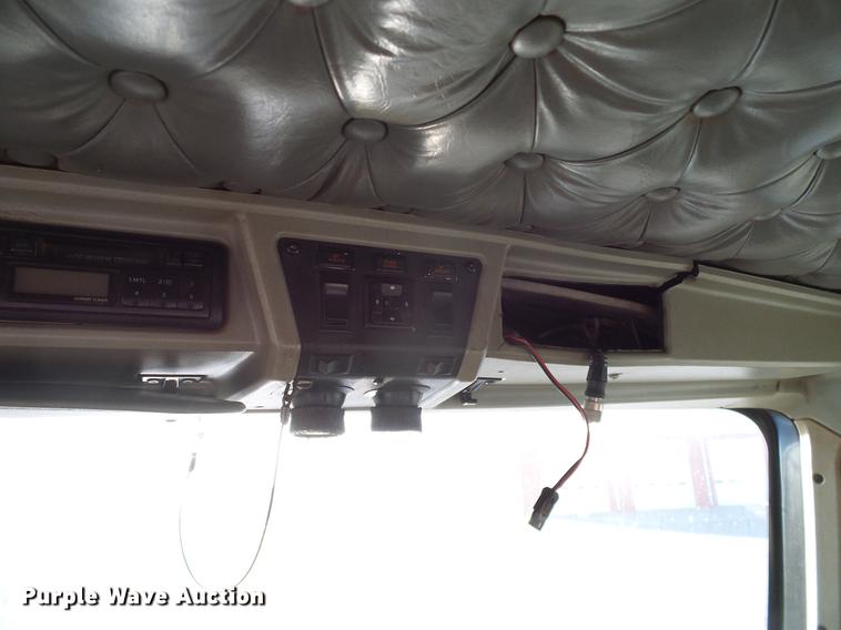 image for item DD1339 1993 Kenworth semi truck