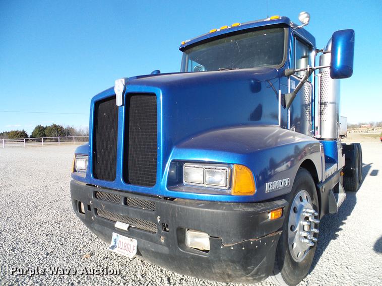 image for item DD1339 1993 Kenworth semi truck