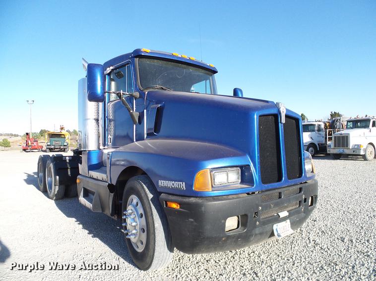 image for item DD1339 1993 Kenworth semi truck