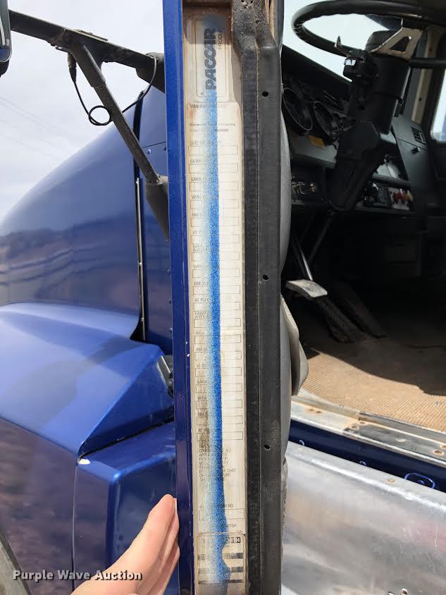 image for item DD1339 1993 Kenworth semi truck