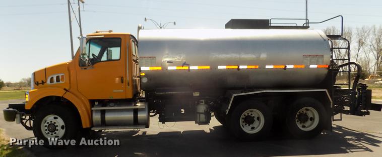 image for item DD2767 2009 Sterling L7500 oil distributor truck