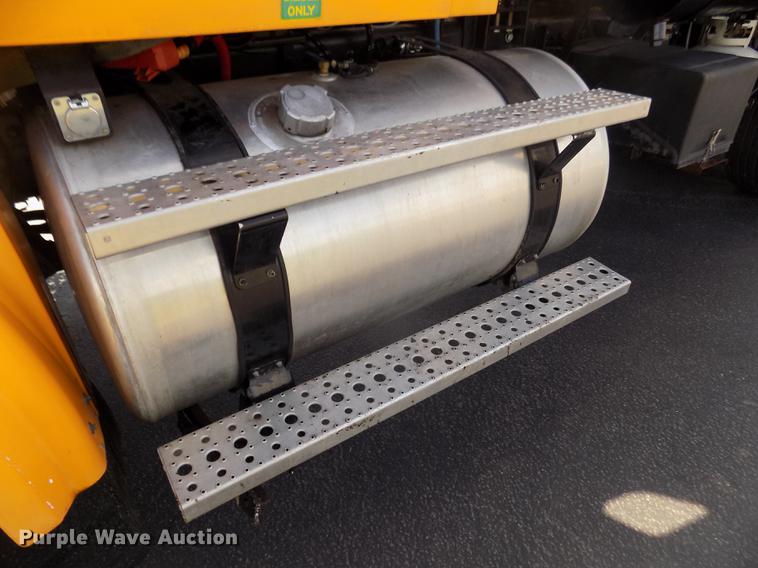 image for item DD2767 2009 Sterling L7500 oil distributor truck