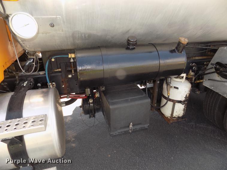 image for item DD2767 2009 Sterling L7500 oil distributor truck