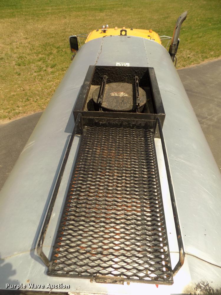 image for item DD2767 2009 Sterling L7500 oil distributor truck